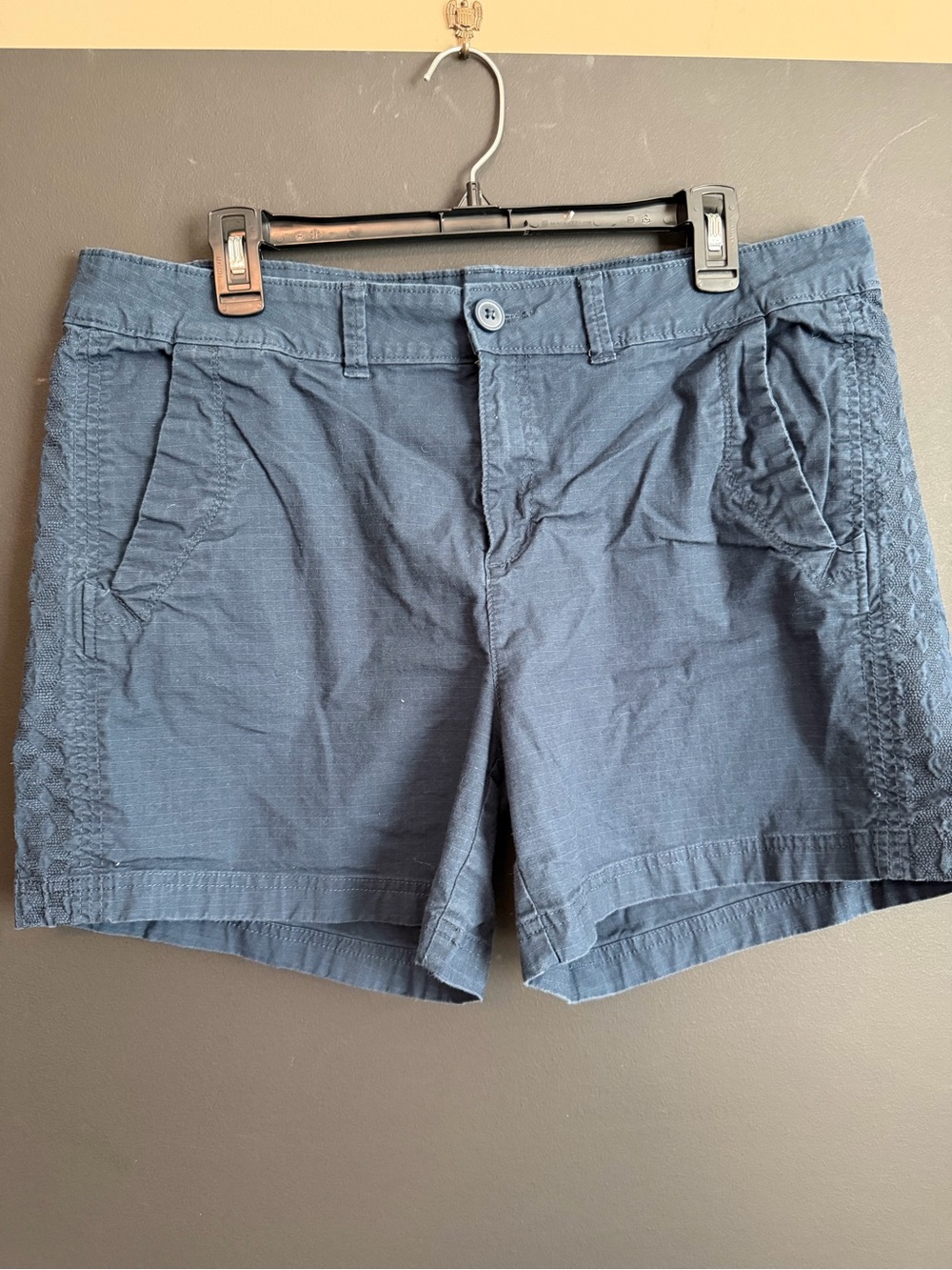 Eddie Bauer Women's Navy Ripstop Casual Shorts. Size 16